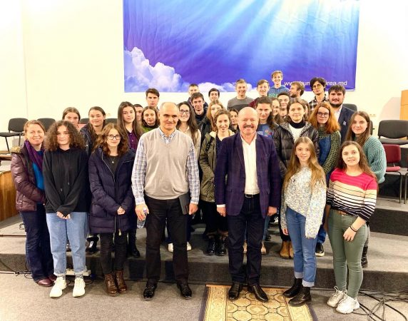 „Tinerii creștini în politică” - o discuție sinceră cu tinerii Bisericii „Buna Vestire” din Chișinău